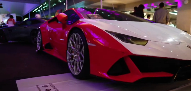 Automóvil rojo exhibido en Autoart World