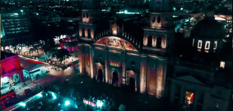 Vista nocturna del evento Autoart World en Puebla