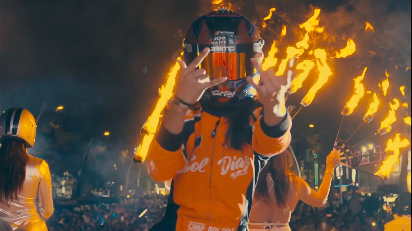 Escena de Autoart World con luces y fuego