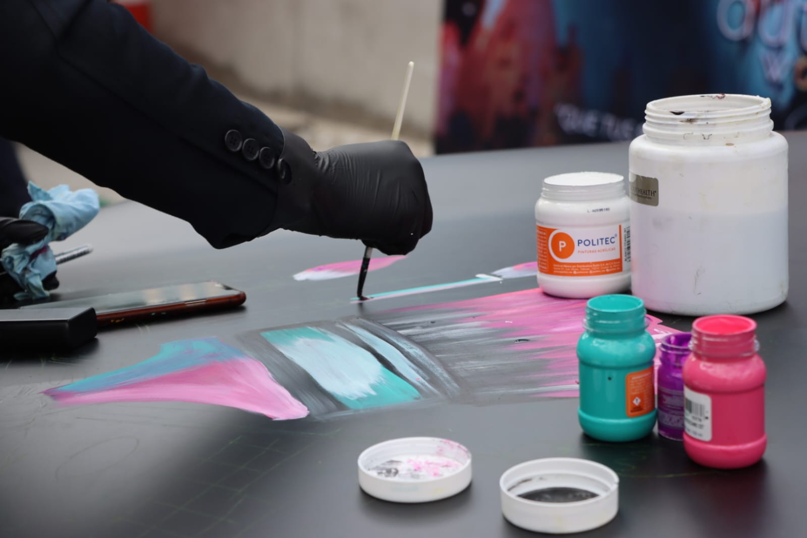 Artista aplicando pintura durante un proyecto de Autoart World