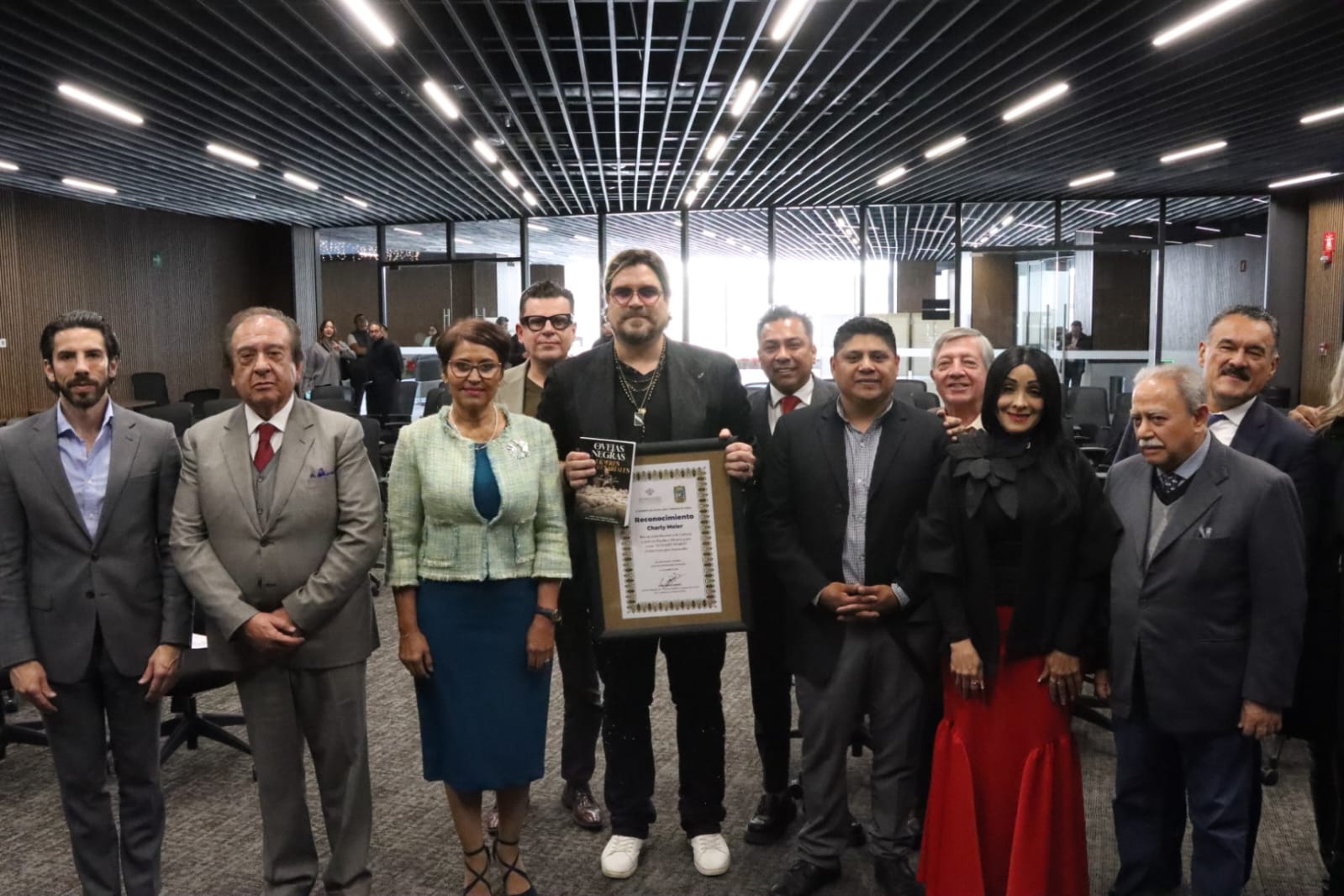 Charly Meier con asistentes durante el reconocimiento en el Congreso de Puebla
