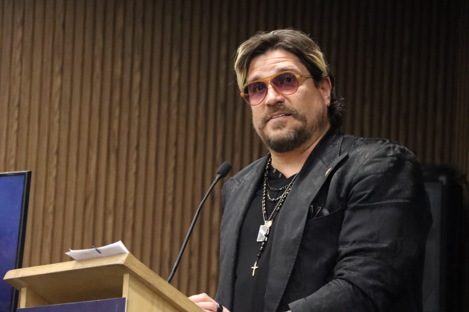 Charly Meier hablando en el Congreso de Puebla