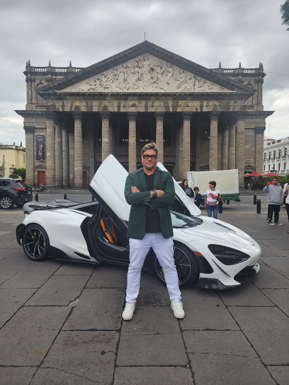 Charly Meier frente al Teatro Degollado en Guadalajara