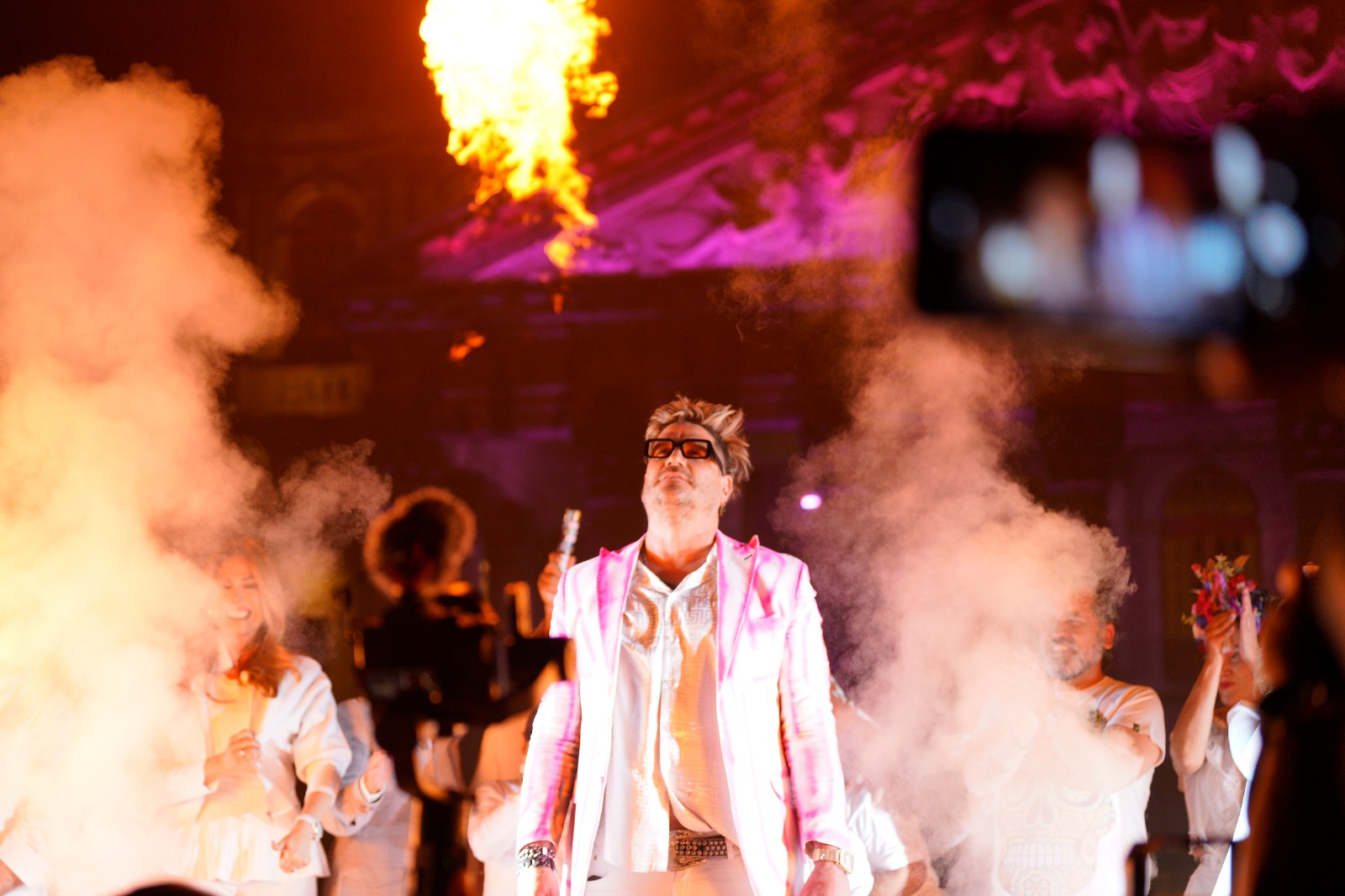 Charly Meier durante una presentación en vivo entre luces, humo y fuego
